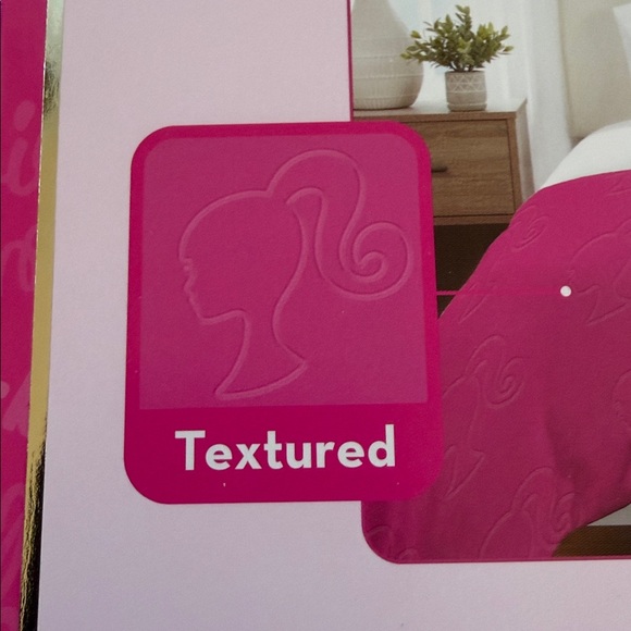 New Barbie Textured Throw - Picture 6 of 7